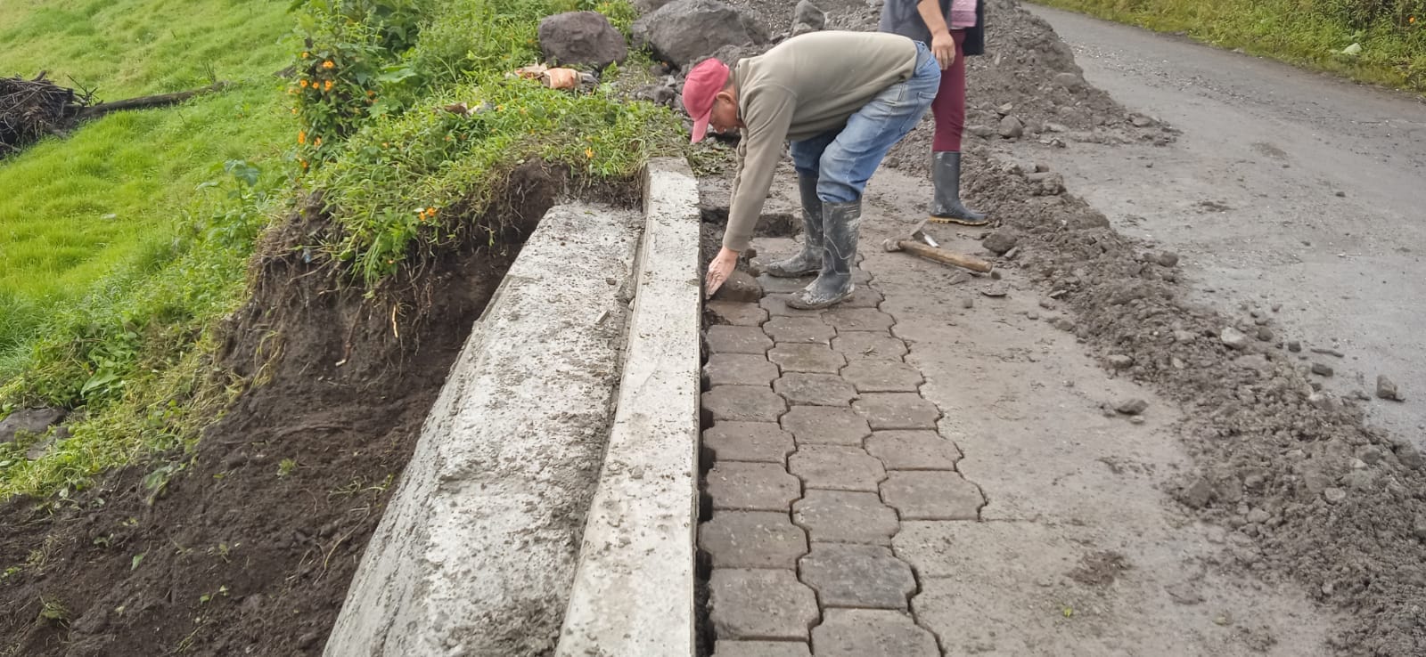 Construcción de un muro de hormigón vía Llagos - Joyagshi.